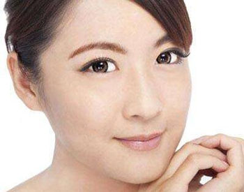 嘴角有皱纹了怎么补救，四个方法改善  嘴角 皱纹 抗皱护肤 第3张