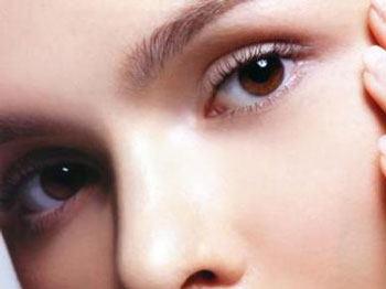 怎么判断眼皮是否松弛，应该怎么办  眼皮 怎么办 抗皱护肤 第5张