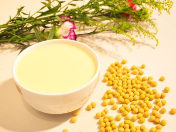 喝什么能减少女人皱纹，健康安全抗衰老  皱纹 女人 抗皱护肤 第3张