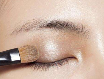 脸黄适合什么颜色眼影,提升肤色眼影来凑 脸黄 眼影 美白祛黄 第4张 脸黄适合什么颜色眼影,提升肤色眼影来凑 脸黄 眼影 美白祛黄 第4张