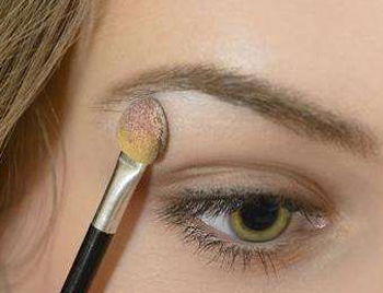 脸黄适合什么颜色眼影,提升肤色眼影来凑 脸黄 眼影 美白祛黄 第5张 脸黄适合什么颜色眼影,提升肤色眼影来凑 脸黄 眼影 美白祛黄 第5张
