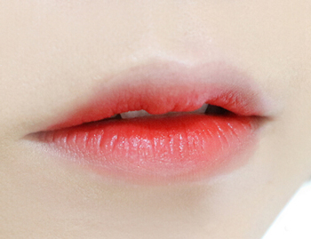 黄皮适合什么颜色口红，五种颜色推荐  黄皮 口红 美白祛黄 第4张