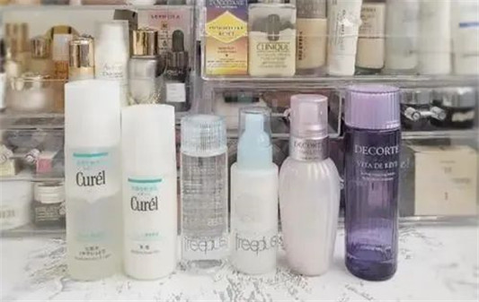 油痘肌如何选水乳「芙丽芳丝 珂润 黛珂水乳都不错」