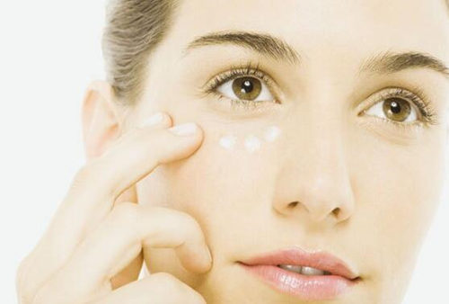 眼部精华什么时候用，和眼霜顺序哪个在前