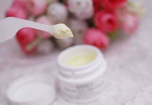 眼部精华什么时候用，和眼霜顺序哪个在前  眼部精华 眼霜 美白祛黄 第4张