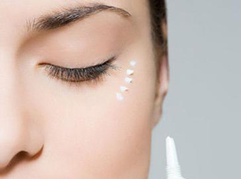 可以只晚上用眼霜吗，巧用眼霜修复眼周  眼霜 美白祛黄 第3张