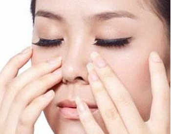 泪沟型黑眼圈怎么去除，教你正确去除假性黑眼圈  黑眼圈 泪沟型 美白祛黄 第3张