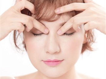 没有眼霜用什么代替眼霜，六种方式呵护眼部  眼霜 美白祛黄 第5张