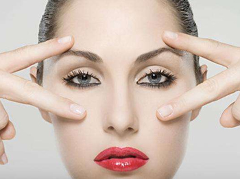 蛇毒眼膜红色适合年龄，白色和红色的区别  眼膜 蛇毒 红色 美白祛黄 第3张