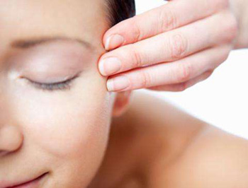 下眼袋浮肿怎么办，5种方法帮你缓解  眼袋 美白祛黄 第2张