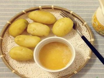 土豆去除眼袋最佳方法，教你3种去眼袋  去眼袋 土豆 美白祛黄 第4张