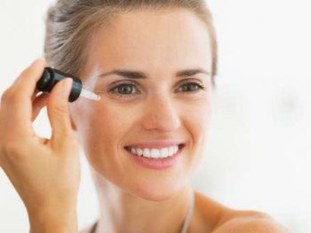 眼霜多大年龄开始用，正确使用很重要  眼霜 年龄 美白祛黄 第2张