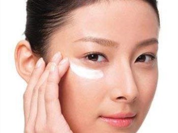 眼霜多大年龄开始用，正确使用很重要  眼霜 年龄 美白祛黄 第3张