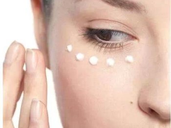 眼霜多大年龄开始用，正确使用很重要  眼霜 年龄 美白祛黄 第4张