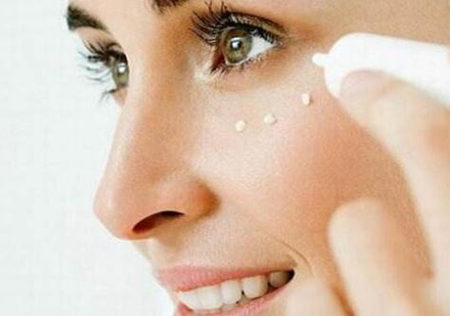 眼角长痘痘是什么原因，怎么办  眼角 长痘 原因 美白祛黄 第3张