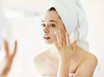 新换护肤品长痘正常吗，适合自己的才不长痘  护肤品 美白祛黄 第3张