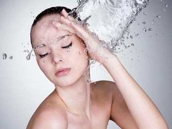 油性皮肤长痘痘怎么调理，祛痘先学会护肤  油性 痘痘 皮肤 美白祛黄 第3张