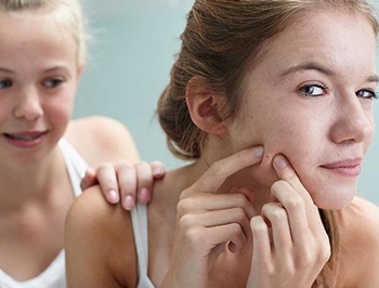 痘痘没挤干净留下硬块，手残挤痘的下场