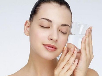 产后脸上长痘痘怎么办，恢复光滑好皮肤  痘痘 产后 怎么办 美白祛黄 第3张