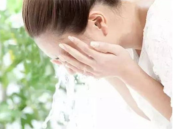 产后脸上长痘痘怎么办，恢复光滑好皮肤  痘痘 产后 怎么办 美白祛黄 第4张