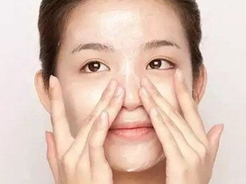 用盐水洗脸去痘痘吗，杀菌消炎清洁都给力  盐水 痘痘 美白祛黄 第3张