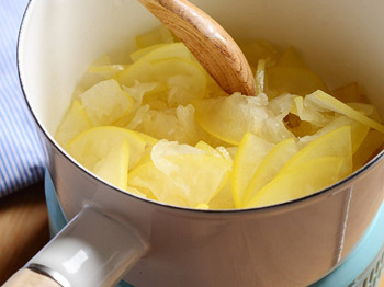 柚子皮怎么祛痘，水果祛痘大揭秘  祛痘 柚子 美白祛黄 第3张