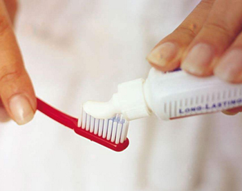 牙膏一夜快速祛痘偏方，解析牙膏祛痘法  祛痘 牙膏 美白祛黄 第3张