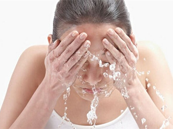 白头粉刺形成的原因及去除小妙招，全面对抗粉刺  粉刺 美白祛黄 第3张