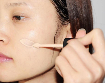 化妆前填补痘坑怎么做,痘印痘坑化妆遮瑕步骤 化妆 痘坑 美白祛黄 第4张 化妆前填补痘坑怎么做,痘印痘坑化妆遮瑕步骤 化妆 痘坑 美白祛黄 第4张