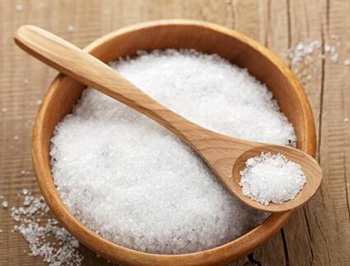 盐水洗脸去痘印，正确使用盐水洗脸  盐水 去痘印 美白祛黄 第1张