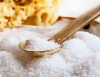 盐水洗脸去痘印，正确使用盐水洗脸  盐水 去痘印 美白祛黄 第2张