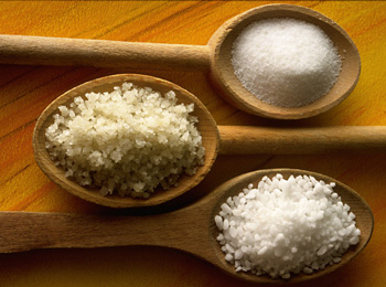 盐水洗脸去痘印，正确使用盐水洗脸  盐水 去痘印 美白祛黄 第4张