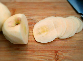 苹果去痘印的方法，推荐两种日常方法  苹果 去痘印 美白祛黄 第2张