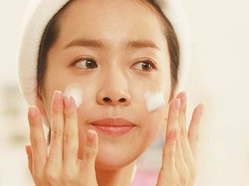 干性皮肤冬天用乳液还是霜，根据肤质正确选择  干性 乳液 皮肤 美白祛黄 第4张