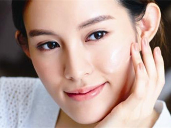 秋天皮肤干用什么护肤品，四类产品恢复水润肌肤  护肤品 皮肤 美白祛黄 第3张