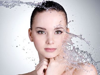 脸部缺水严重怎么补水，五招给肌肤喝饱水  脸部 美白祛黄 第4张