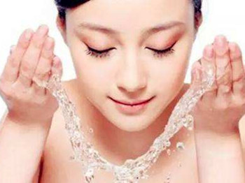 油性皮肤脸部皮肤干燥什么原因怎么办