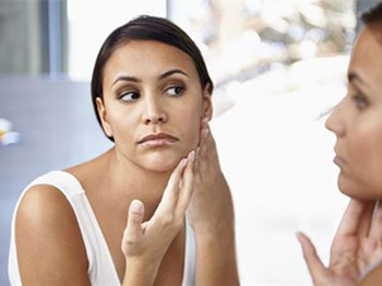 油性皮肤脸部皮肤干燥什么原因怎么办  油性皮肤 皮肤干燥 美白祛黄 第2张