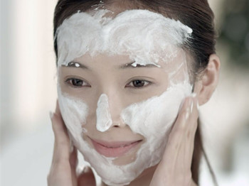 脸干燥起皮补水小妙招，五招解决问题  皮肤干燥 美白祛黄 第2张