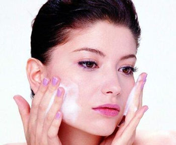 油性皮肤补水还是控油，这样做才是最正确的  油性皮肤 控油 补水 美白祛黄 第3张