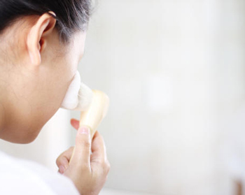 用洗脸刷毛孔会变大吗，原来这样洗脸才对