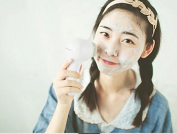 用洗脸刷毛孔会变大吗，原来这样洗脸才对  洗脸刷 美白祛黄 第2张