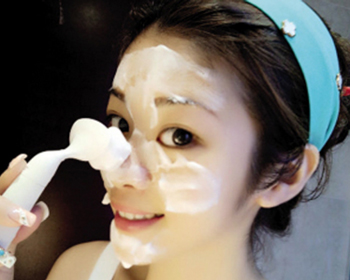 用洗脸刷毛孔会变大吗，原来这样洗脸才对  洗脸刷 美白祛黄 第4张