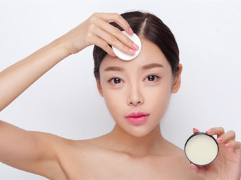 化妆时毛孔大怎么遮住，教你几个小妙招  毛孔粗大 美白祛黄 第2张