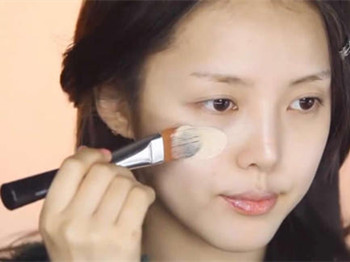 化妆时毛孔大怎么遮住，教你几个小妙招  毛孔粗大 美白祛黄 第3张