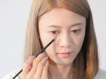 化妆时毛孔大怎么遮住，教你几个小妙招  毛孔粗大 美白祛黄 第4张