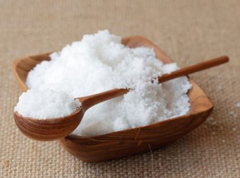 毛孔粗大用盐水洗好吗，怎样收缩毛孔  盐水 美白祛黄 第2张