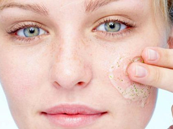 去角质会使毛孔变大吗，和毛孔粗大真的有关系吗  毛孔粗大 美白祛黄 第2张