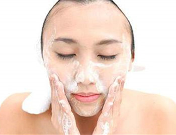 经常化妆毛孔粗大怎么办，教你5个对策  化妆 毛孔粗大 美白祛黄 第2张