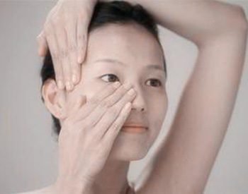 经常化妆毛孔粗大怎么办，教你5个对策  化妆 毛孔粗大 美白祛黄 第5张